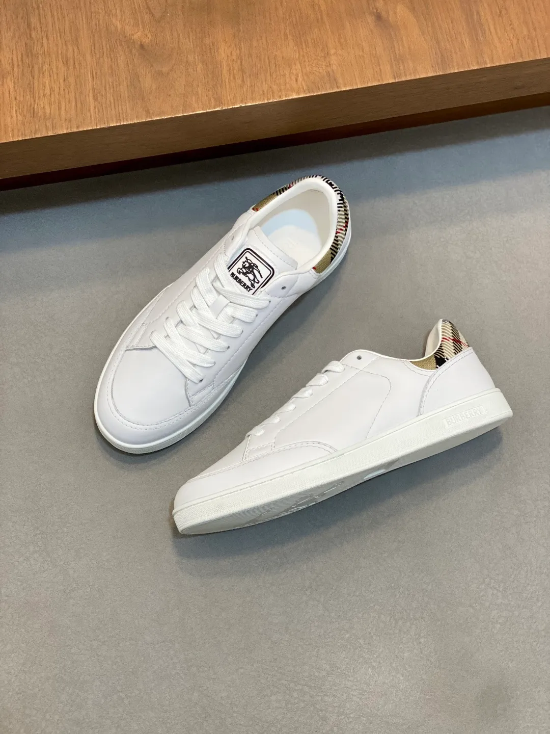 Men's men's shoes 💰400【New style】⛺️⛺️𝐁𝐔𝐑𝐁𝐄𝐑𝐑𝐘# Burberry's new war horse plaid casual sneakers, new terrace casual sneakers·Burberry's classic elements, super comfortable shoes··Knight blue anti-slip soles Finally I saw the latest diagonal plaid sneakers, the color is really nice and can be worn with any kind of sneakers. The sneakers are made of cotton blended fabric. Crafted in an Italian workshop, it features a worsted Burberry check pattern. Featuring a mesh lining and checkered laces, the rubber sole features the archive Burberry monogram. From Burberry's iconic collection, these wardrobe staples are interpreted with the brand's signature style. The round toe is embellished with the Equestrian Knight logo (EKD) label on the tongue. The leather insole is embellished with the Burberry letter logo on the sole. Size: 38-44 (customized for 45 and 46)